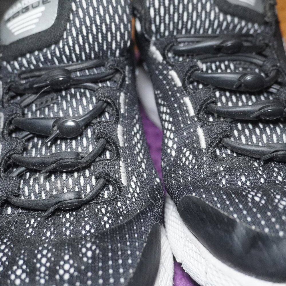 Under Armour Kids Black White Charged Rogue Running Shoe Drawstring Size 5.5 - Picture 9 of 9